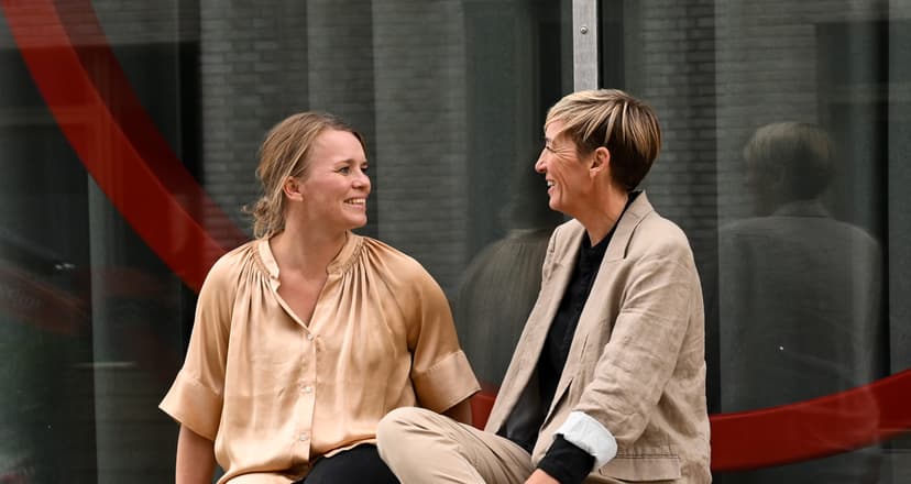 Pia og Marie i samtale